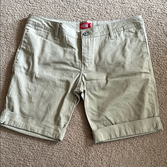 NWOT Dickies Women's 4-Pocket Tan Shorts ❤️